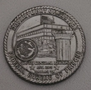 Federal Bureau of Prisons South Central Region, TX Est. 1973 Challenge Coin - Imagen 1 de 2