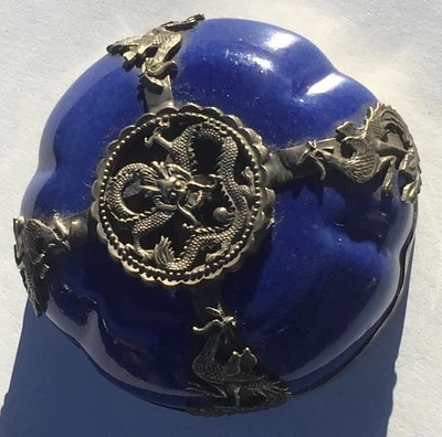 Caja de calabaza china azul y blanca con dragón plateado y pictografías interiores antiguas Foto 1 de 4