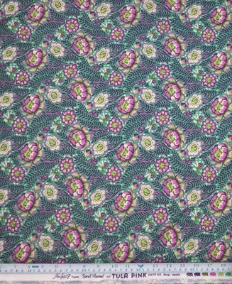 Tela acolchada de cuarto de grasa Tula Pink Spirit cabezas de pétalos de animales brillo lunar fuera de existencia Foto 1 de 2