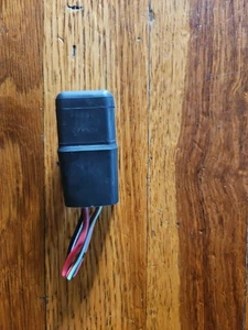 Relé de alimentación con enchufe 95-97 Suzuki Sidekick Geo Tracker 1,6 L OEM - Imagen 1 de 4