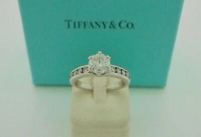 Auténtico Tiffany & Co. 1.03ctw Solitaire & Channel Diamond Anillo de compromiso Foto 1 de 4