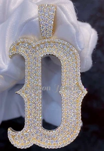 Colgante de moissanita de 7 quilates | Probador de pase de plata esterlina 925 sólida para hombre cualquier letra - Imagen 1 de 5