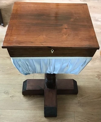 Caja de trabajo/costura pedestal independiente de caoba de principios del siglo XIX 63 cm Foto 1 de 4
