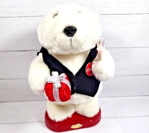 Colección Animación Coca-Cola Oso Polar en Chaleco Negro Sosteniendo Luz y Presente - Imagen 1 de 15