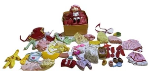 ENORME lote de 32 ropa vintage para muñeca Strawberry Shortcake) y caja de tocador 1981 - Imagen 1 de 14