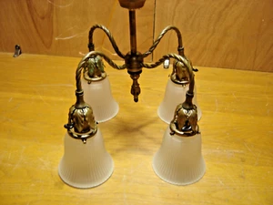 Antike Messing 4-armige Leuchte mit Satin gerippten Schirmen mit Sägezahnrand #4166 - Bild 1 von 13