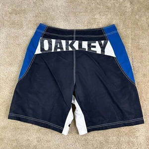 Bañador Oakley Board Shorts vintage para hombre 33 negro blanco azul deletreado - Imagen 1 de 13