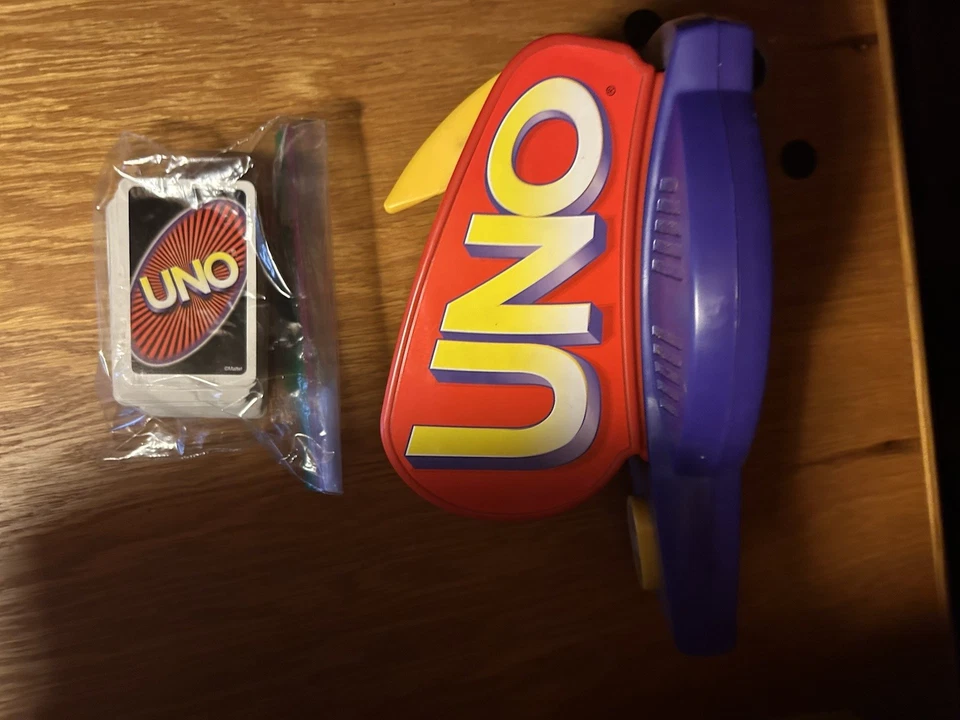 Mattel UNO Attack Vintage 1998 Card Game Machine Shooter Launcher Incl some card - Image 1 of 1