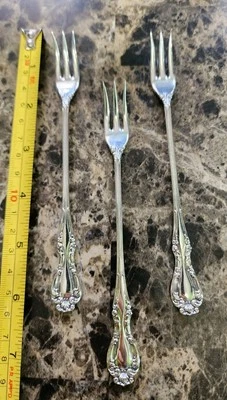 😜LOT OF 3 ANTIQUE c1896! JOAN SILVERPLATED COCTAIL & SEAFOOD FORKS 🔎👀 - Image 1 of 4
