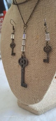 Juego de collar y pendientes de piedra irridiscente colgante de latón de colección Foto 1 de 4