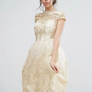 Vestido Chi Chi London Crema Dorado Metálico Encaje Barroco Talla UK12 EUR40 US8 - Imagen 1 de 7