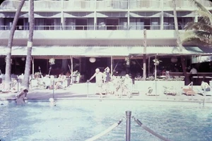 Vtg Early 1960s 35mm Slide Hawaii Resort at the Swimming Pool - Ektachrome - Picture 1 of 1