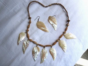SANDELHOLZ PERLENKETTE MIT SCHIMMERNDEN MUSCHEL ANHÄNGER + OHRRINGE - MAUI - Bild 1 von 3
