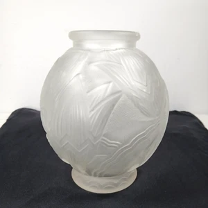 Pierre D'Avesn Art Deco "Les Nénuphars" (Water Lilies) Molded Frosted Glass Vase - Picture 1 of 10