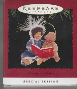 Hallmark Keepsake Ornament Beverly und Teddy Puppe & Bär, 1995 - Bild 1 von 2