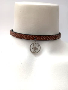 Choker color marrón con textura animal print. Dije en acero escorpión - Bild 1 von 8