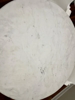  Mesa de comedor redonda con pedestal Silhouette - mármol blanco, latón antiguo Foto 1 de 4