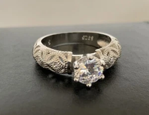 Anillo solitario de circonita cúbica de moda para mujer talla 9 circonitas tono plata - Imagen 1 de 6