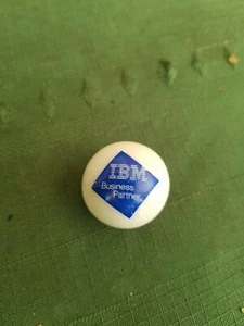 Tirador de mármol blanco vintage blanco IBM Business Partner Supplies de 1" de diámetro - Imagen 1 de 2