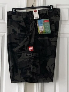 NWT Men's Wrangler Relaxed Fit Cargo Shorts Camo Tech Pocket Size 44 - Picture 1 of 5