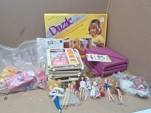 VINTAGE DAZZLE City Mattel mit 4 Umkleidekabinen, 9 Puppen - Bild 1 von 10