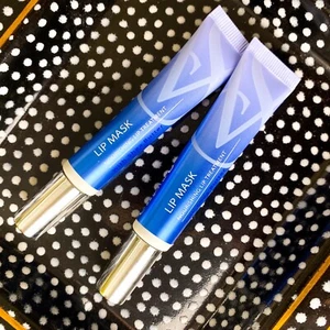 LEER 2 tubos Victoria's Secret MÁSCARA LABIAL tratamiento nutritivo manteca de karité 0,31 oz - Imagen 1 de 5