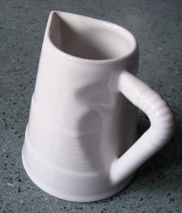 REVOL FRANKREICH WEISSES PORZELLAN KNAUTSCHEL SAHNEKÄNNCHEN 8,5 CM HOCH - Bild 1 von 8