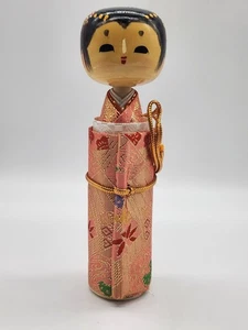 "Muñeca Kokeshi de colección Sayanora pergaminos hecha en Japón kimono sin pergamino 8"" de alto" - Imagen 1 de 12
