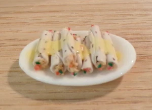 Plato de enchilada de pollo miniatura para casa de muñecas - hecho a mano - Imagen 1 de 2