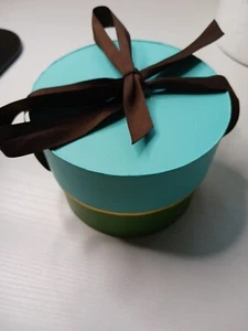 Kate Spade 4" T x 3,9" H Runde GROSSE Geschenkbox blau grün für große Schmuckuhr - Bild 1 von 5