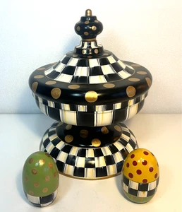 Plato con tapa de metal a cuadros con huevos de madera hecho en China estilo MacKenzie-Childs - Imagen 1 de 8