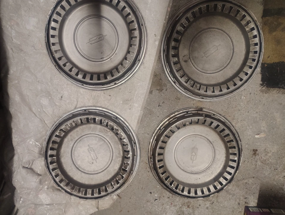 4 cubiertas de rueda Oldsmobile de 15 pulgadas Foto 1 de 2