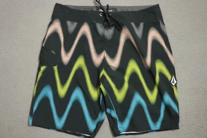 Volcom Mod Tech Board Shorts Men's Size 32 Swim Trunk Side Pocket Color Lines - Picture 1 of 9
