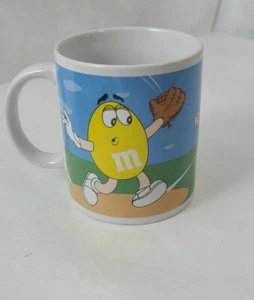 Galería de tazas de café amarillas y rojas M&M - Imagen 1 de 5