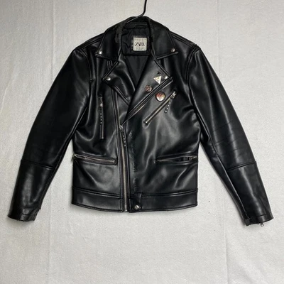 Chaqueta de moto de cuero sintético Zara para hombre pequeña forrada negra clásica cremallera asimétrica Foto 1 de 4