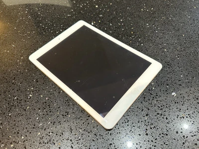 Apple iPad Air 1st Generation 16GB Wi-Fi Cellular - Image 1 of 3