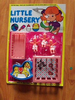 Famus Dimestore Cuna Balancín Juguete Bebé Pequeño De Colección Nuevo de Lote Antiguo Foto 1 de 3