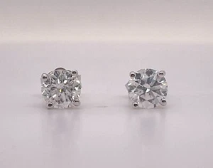 Aretes clásicos de diamantes brillantes redondos naturales de oro blanco de 14 quilates de 1,43 quilates - Imagen 1 de 5