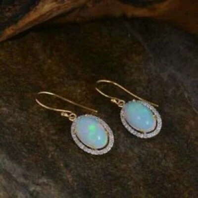 Pendientes colgantes colgantes de oro amarillo de 14 quilates con halo de ópalo de fuego de corte ovalado de 3,50 quilates para mujer Foto 1 de 4