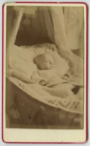 CDV 1890-1900 Emile Liechty aux Lilas. Bébé dans son berceau post mortem. - Foto 1 di 2