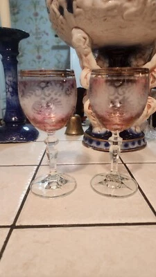 Raro Arándano Rubí Danubio Real? Juego de copas de vino con borde dorado con pergamino grabado brillante  Foto 1 de 4