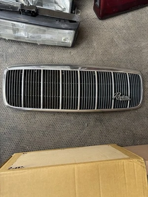 Rejilla delantera original Buick Riviera 1991 1992 1993 sin grietas con emblema Foto 1 de 3