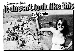 Grüße aus Kalifornien Postkarte Hippie Mädchen hält Kalifornien Schild am Strand - Bild 1 von 5