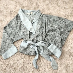 Bata larga vintage Victoria's Secret con estampado de encaje azul etiqueta dorada talla M/L - Imagen 1 de 10