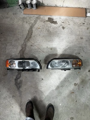 2004-2007 Volvo S60R/V70R Pair Of Headlights  L + R — 第 1/4 张图片