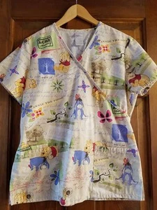 Scrubs Pooh Bear Print Cotton Blend Top Shirt Sz Small 2 Pockets Crossover - Picture 1 of 8