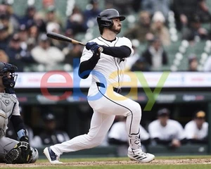 Foto de béisbol 8x10 MLB de Zach McKinstry swinging at bat de los Tigres de Detroit - Imagen 1 de 1