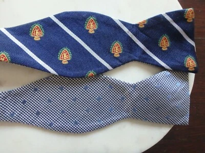 Pajarita de seda reversible a rayas/repp diente de cachorro azul de Lord Colton Foto 1 de 2