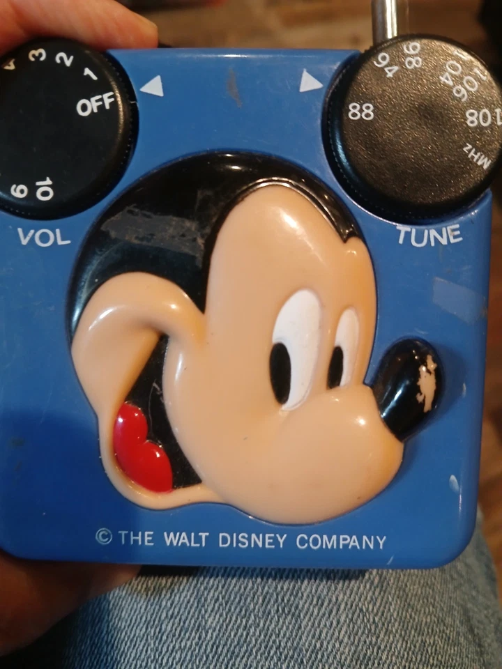 Micky Mouse AM Radio Disney Production 3 1/4 pol. Funciona em vintage - Imagem 1 de 4
