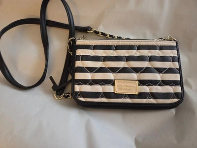 Cartera Bandolera Betsy Johnson Acolchada Corazón Negro/Blanco Foto 1 de 4